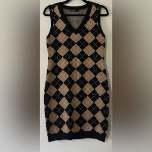 Chic Argyle Patterned Midi Dress in Black and Tan